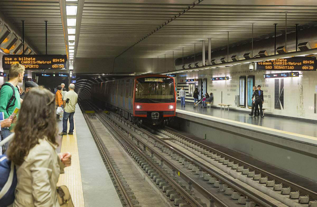 在国外自然也是不可或缺的交通工具,里斯本的地地铁运输很受欢迎